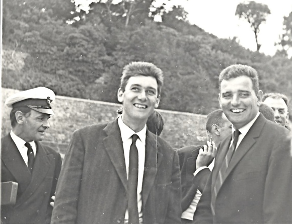 Les frères Maupas, Alain et Didier à l'arrivée de la course Cowes Dinard 1962 qu'ils viennent de gagner à bord d'un Golif des chantiers Jouët.