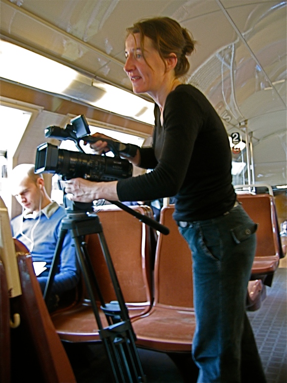 La directrice de la photo Marine Tadié filme Boris Pahor et Antonia Bernard dans le train entre Melun et Paris en 2009.