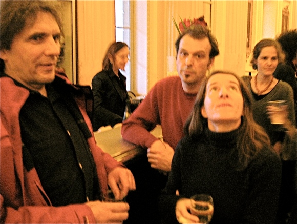 L'ingénieur du son Yves Laisné à gauche), les directeurs de la photo Christophe Dumay (au centre) et Marine Tadié (à droite) au théâtre de l'Odéon pour la rencontre Imre Kertesz Boris Pahor en janvier 2009.