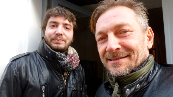 L'ingénieur du son et mixeur Rémi Bourcereau (à gauche)  et Slobodan Obrenic (monteur et graphiste) pendant le mixage du film devant les locaux de Sycomore Films.
