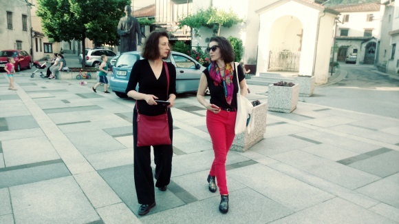 Fabienne Issartel et Anne-Cécile Lamy de la Zavod Fluvium, dans les rues d'Ajdovscina, Slovénie, le 13 mai 2018