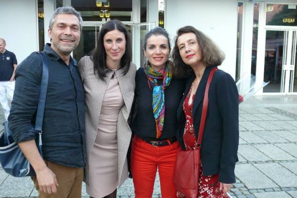 Fabienne Issartel après la projection à Ajdovscina le 13 mai 2018 avec quelques uns des imminents membres de la "Zavod Fluvium"