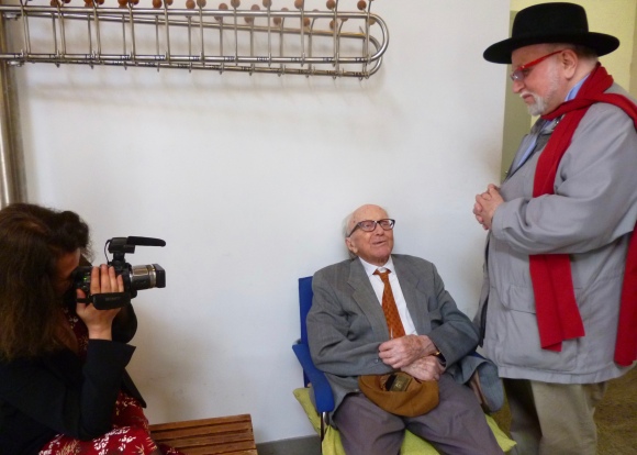 Pendant la projection à Ajdovscina, Boris Pahor s'adonne à une passionnante conversation littéraire avec son ami le photographe et écrivain Evgen Bavcar. Je filme. 13 mai 2018